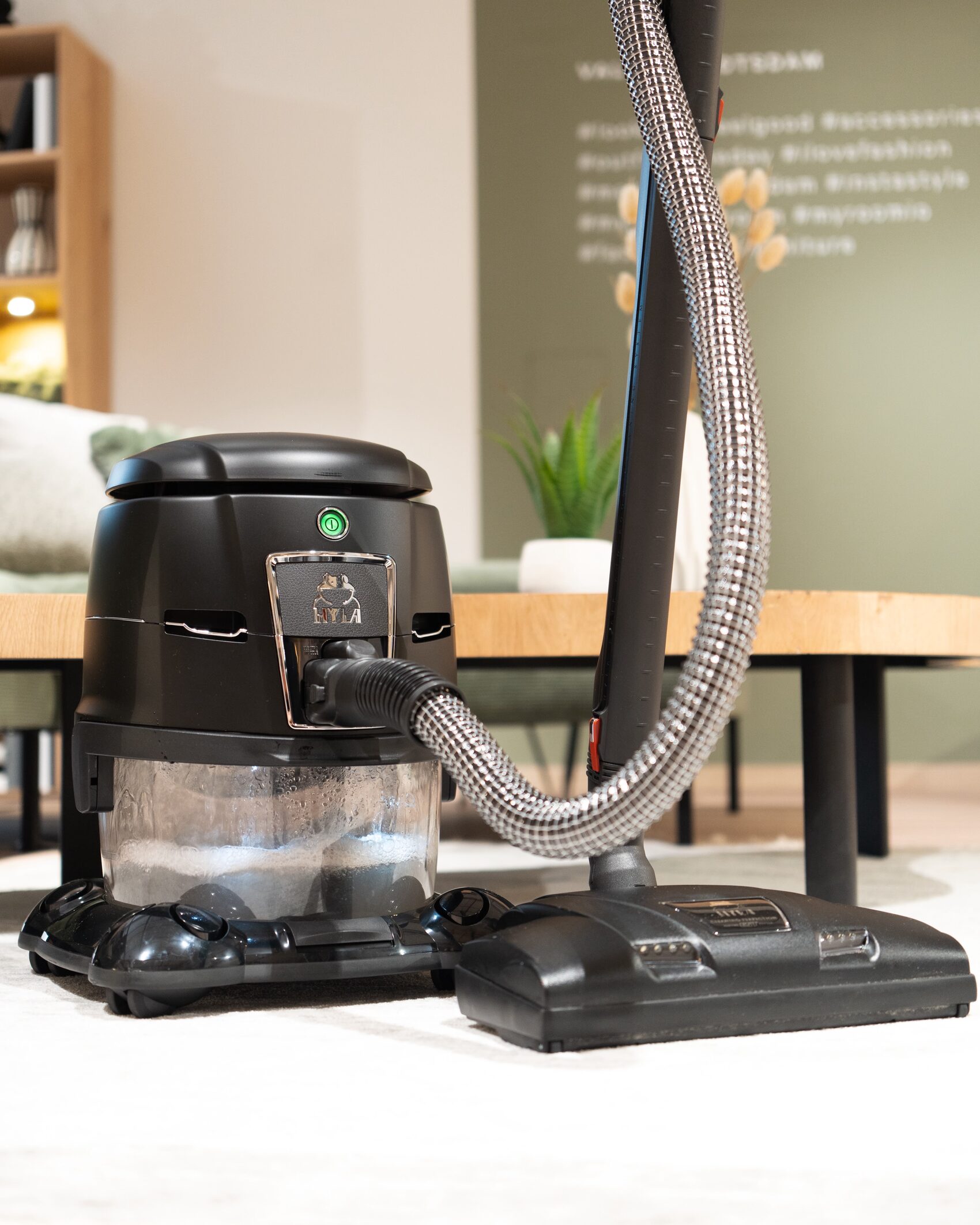 HYLA EST Wasserfilter-System im Einsatz auf dem Teppich