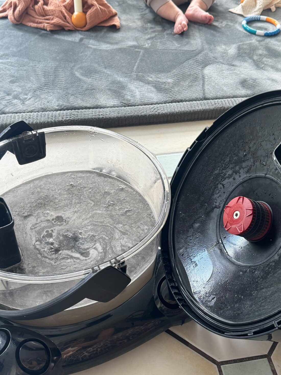 Das Schmutzwasser nach der Reinigung zeigt, was aus Raum und Teppich gefiltert wurde
